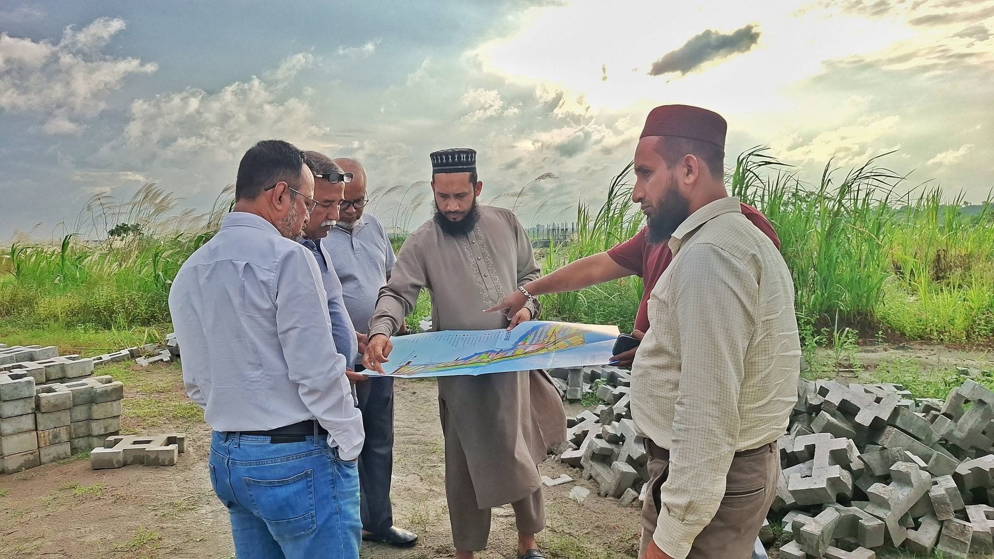 আলহামদুলিল্লাহ, ধীরে ধীরে দৃশ্যমান হচ্ছে MOHS Venice City-কে ঘিরে উন্নয়নের অগ্রযাত্রা।
প্রকল্পসংলগ্ন ঢাকা সিটি করপোরেশনের প্রায় ৩ কিলোমিটার সড়ক উন্নয়নকাজের মধ্যে ইতোমধ্যে প্রায় ২ কিলোমিটার সম্পন্ন হয়েছে।
সম্প্রতি MOHS Group-এর Top Management-এর প্রতিনিধিবৃন্দের সঙ্গে কয়েকজন ব্যবসায়ী ও বিভিন্ন পেশাজীবী প্রকল্প এলাকা সরজমিনে পরিদর্শন করেন। এ সময় তাঁরা MOHS Venice City-এর Master Plan, যোগাযোগব্যবস্থা এবং ভবিষ্যৎ উন্নয়ন পরিকল্পনা সম্পর্কে বিস্তারিতভাবে অবগত হন।
প্রকল্পের সামগ্রিক পরিকল্পনা ও সম্ভাবনা দেখে তাঁরা আগ্রহ প্রকাশ করেছেন, যা আমাদের পথচলায় আরও উৎসাহ যোগ করেছে।
পরিকল্পনা এখন ধীরে ধীরে বাস্তবে রূপ নিচ্ছে।
একটি সুন্দর, পরিকল্পিত ও মর্যাদাপূর্ণ আবাসন গড়ে তোলার লক্ষ্যেই এগিয়ে যাচ্ছে MOHS Venice City।
MOHS Venice City
Live with Dignity See less