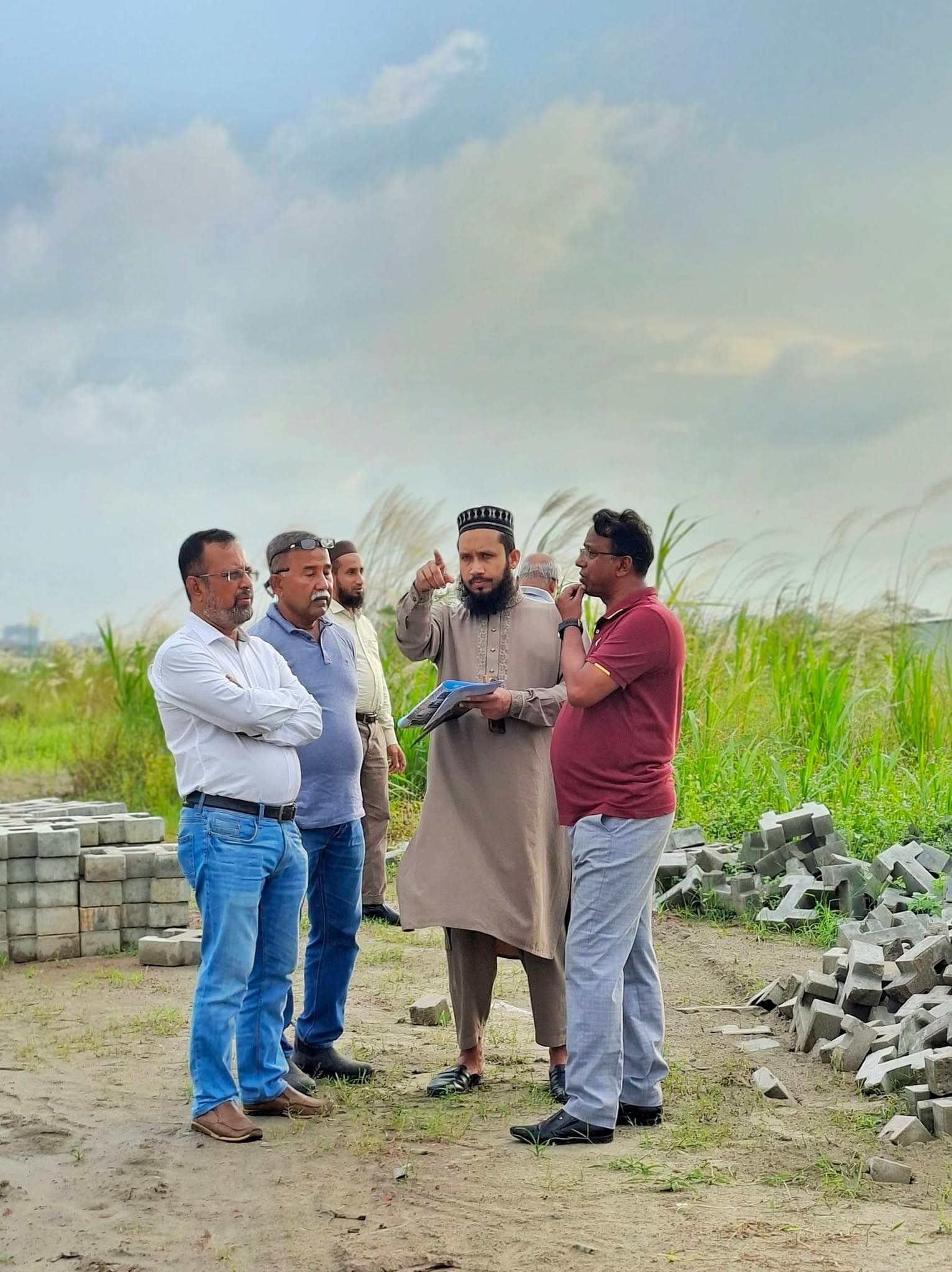 আলহামদুলিল্লাহ, ধীরে ধীরে দৃশ্যমান হচ্ছে MOHS Venice City-কে ঘিরে উন্নয়নের অগ্রযাত্রা।
প্রকল্পসংলগ্ন ঢাকা সিটি করপোরেশনের প্রায় ৩ কিলোমিটার সড়ক উন্নয়নকাজের মধ্যে ইতোমধ্যে প্রায় ২ কিলোমিটার সম্পন্ন হয়েছে।
সম্প্রতি MOHS Group-এর Top Management-এর প্রতিনিধিবৃন্দের সঙ্গে কয়েকজন ব্যবসায়ী ও বিভিন্ন পেশাজীবী প্রকল্প এলাকা সরজমিনে পরিদর্শন করেন। এ সময় তাঁরা MOHS Venice City-এর Master Plan, যোগাযোগব্যবস্থা এবং ভবিষ্যৎ উন্নয়ন পরিকল্পনা সম্পর্কে বিস্তারিতভাবে অবগত হন।
প্রকল্পের সামগ্রিক পরিকল্পনা ও সম্ভাবনা দেখে তাঁরা আগ্রহ প্রকাশ করেছেন, যা আমাদের পথচলায় আরও উৎসাহ যোগ করেছে।
পরিকল্পনা এখন ধীরে ধীরে বাস্তবে রূপ নিচ্ছে।
একটি সুন্দর, পরিকল্পিত ও মর্যাদাপূর্ণ আবাসন গড়ে তোলার লক্ষ্যেই এগিয়ে যাচ্ছে MOHS Venice City।
MOHS Venice City
Live with Dignity See less