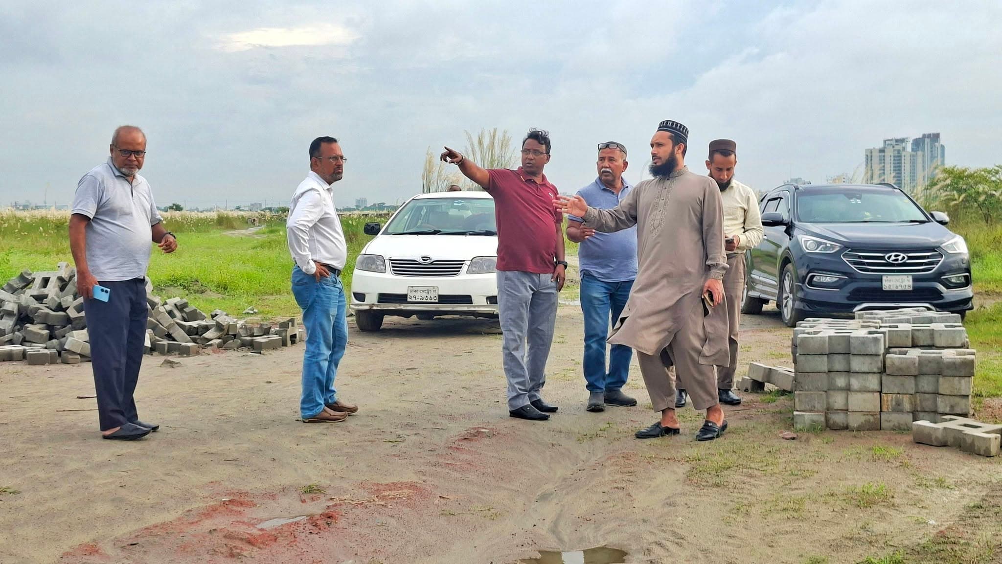আলহামদুলিল্লাহ, ধীরে ধীরে দৃশ্যমান হচ্ছে MOHS Venice City-কে ঘিরে উন্নয়নের অগ্রযাত্রা।
প্রকল্পসংলগ্ন ঢাকা সিটি করপোরেশনের প্রায় ৩ কিলোমিটার সড়ক উন্নয়নকাজের মধ্যে ইতোমধ্যে প্রায় ২ কিলোমিটার সম্পন্ন হয়েছে।
সম্প্রতি MOHS Group-এর Top Management-এর প্রতিনিধিবৃন্দের সঙ্গে কয়েকজন ব্যবসায়ী ও বিভিন্ন পেশাজীবী প্রকল্প এলাকা সরজমিনে পরিদর্শন করেন। এ সময় তাঁরা MOHS Venice City-এর Master Plan, যোগাযোগব্যবস্থা এবং ভবিষ্যৎ উন্নয়ন পরিকল্পনা সম্পর্কে বিস্তারিতভাবে অবগত হন।
প্রকল্পের সামগ্রিক পরিকল্পনা ও সম্ভাবনা দেখে তাঁরা আগ্রহ প্রকাশ করেছেন, যা আমাদের পথচলায় আরও উৎসাহ যোগ করেছে।
পরিকল্পনা এখন ধীরে ধীরে বাস্তবে রূপ নিচ্ছে।
একটি সুন্দর, পরিকল্পিত ও মর্যাদাপূর্ণ আবাসন গড়ে তোলার লক্ষ্যেই এগিয়ে যাচ্ছে MOHS Venice City।
MOHS Venice City
Live with Dignity See less